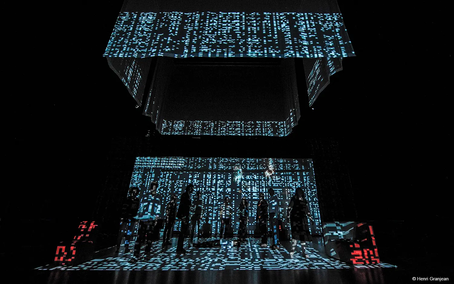 LE VENT SE LEVELes idiots – (Irrécupérables ?)  Pièce pour 13 acteurs, un musicien, un vidéaste, une scénographe et un créateur lumière.Une écriture collective d'après des propositions et improvisations des acteurs.Avec des textes de : Guy