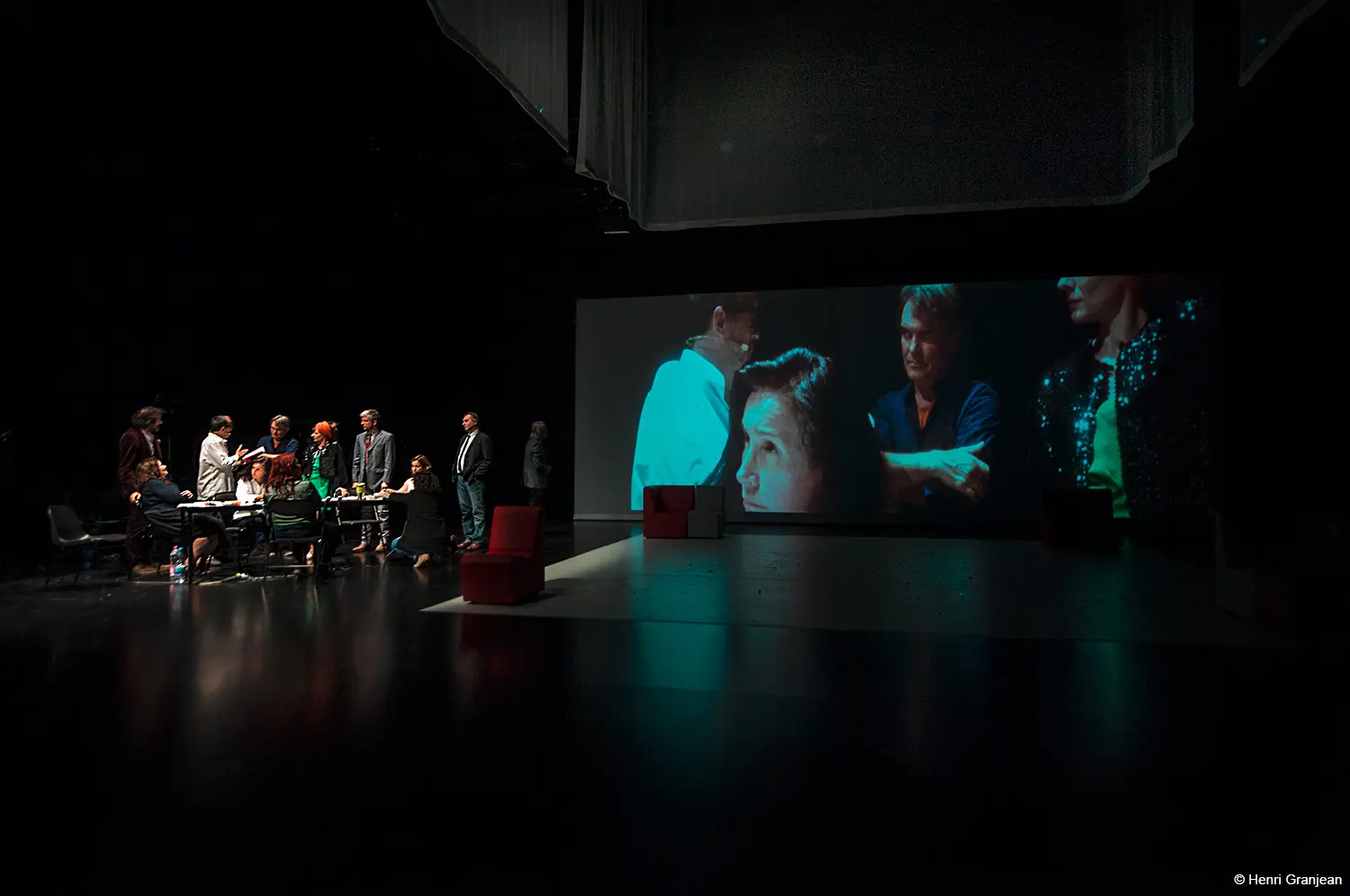 LE VENT SE LEVELes idiots – (Irrécupérables ?)  Pièce pour 13 acteurs, un musicien, un vidéaste, une scénographe et un créateur lumière.Une écriture collective d'après des propositions et improvisations des acteurs.Avec des textes de : Guy