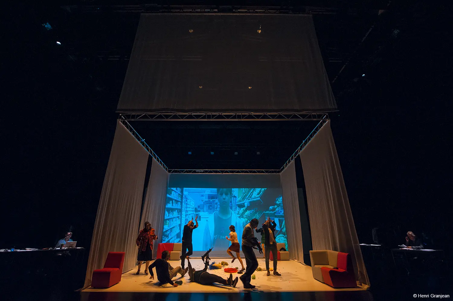 LE VENT SE LEVELes idiots – (Irrécupérables ?)  Pièce pour 13 acteurs, un musicien, un vidéaste, une scénographe et un créateur lumière.Une écriture collective d'après des propositions et improvisations des acteurs.Avec des textes de : Guy