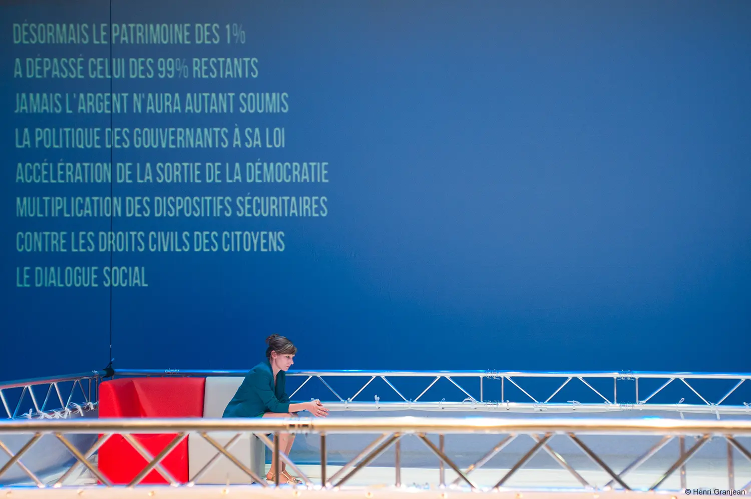 LE VENT SE LEVELes idiots – (Irrécupérables ?)  Pièce pour 13 acteurs, un musicien, un vidéaste, une scénographe et un créateur lumière.Une écriture collective d'après des propositions et improvisations des acteurs.Avec des textes de : Guy